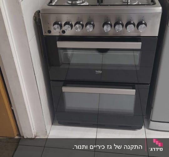 תנור גז עם כפתורים וכיריים עליונים